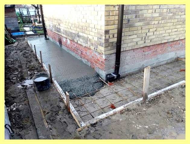 Чем обложить бетонную отмостку вокруг дома