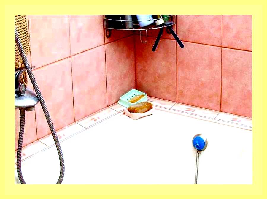 Чем закрыть стык ванны и плитки