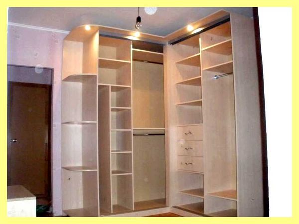 Шкафы купе в интерьере гостиной фото