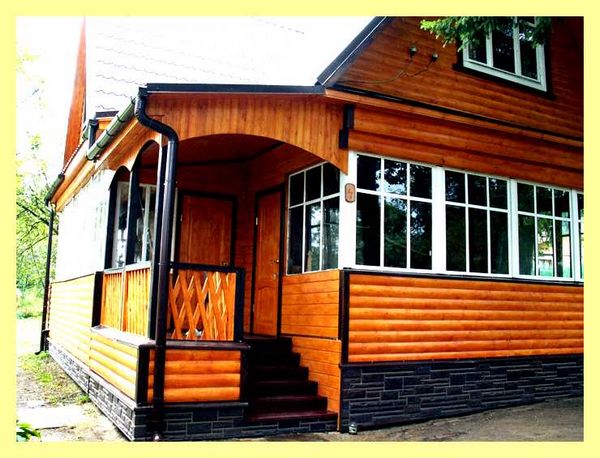 Чем лучше покрасить дом из бруса