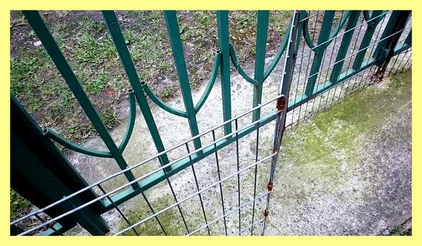 Чем закрыть щель под воротами во дворе (закрыть, щель, ворот, двор) Чем закрыть щель под воротами во дворе